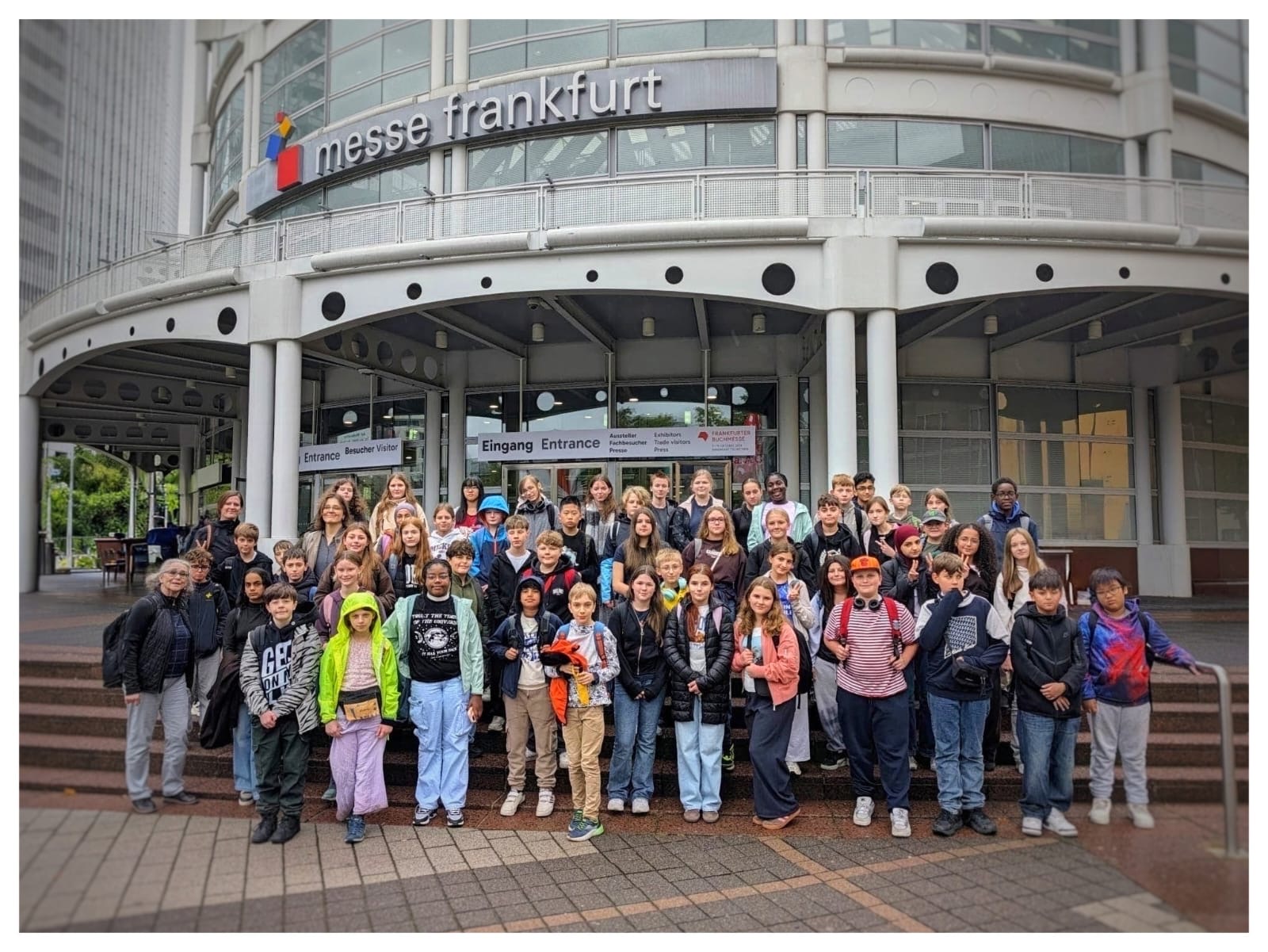 Buchmesse Frankfurt: Knapp 60 Kids, ein Doppeldecker und jede Menge Lesestoff!
